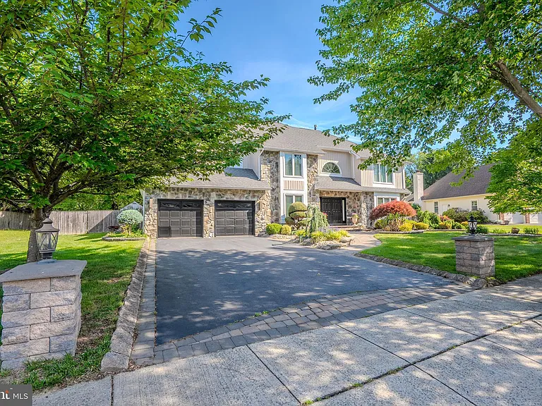 61 Amherst Way — Photo 3