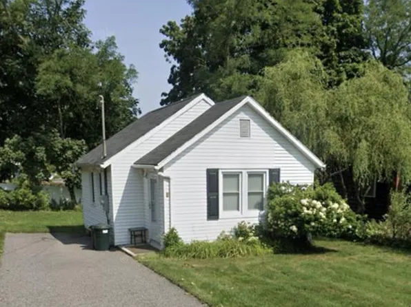 90 15th St APT 8, Wading River, NY 11792