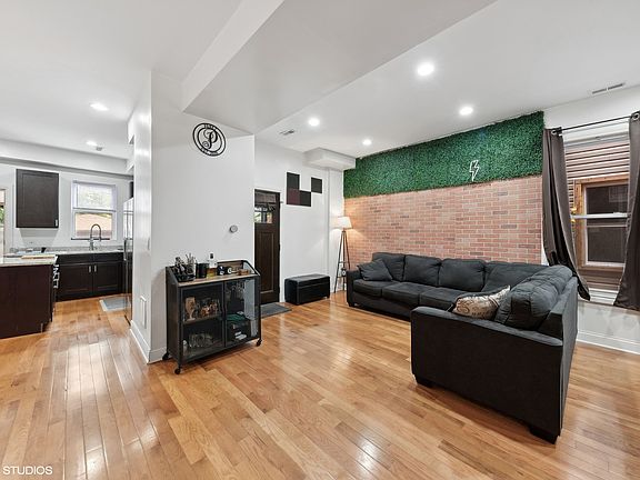 4th image of 1023 N Mayfield Ave