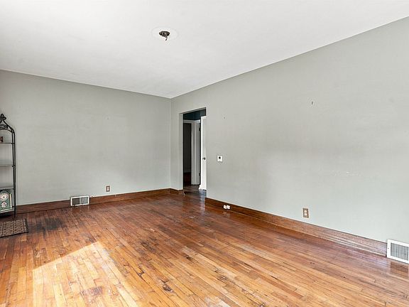 4th image of 9 Blackhawk Hills Dr