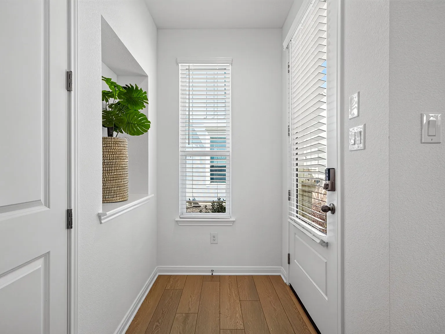 2 bed, 881 sqft, $2,300 — Photo 1