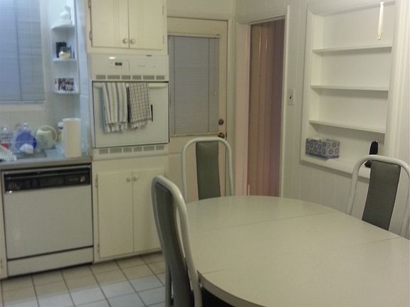 Kitchen w/table