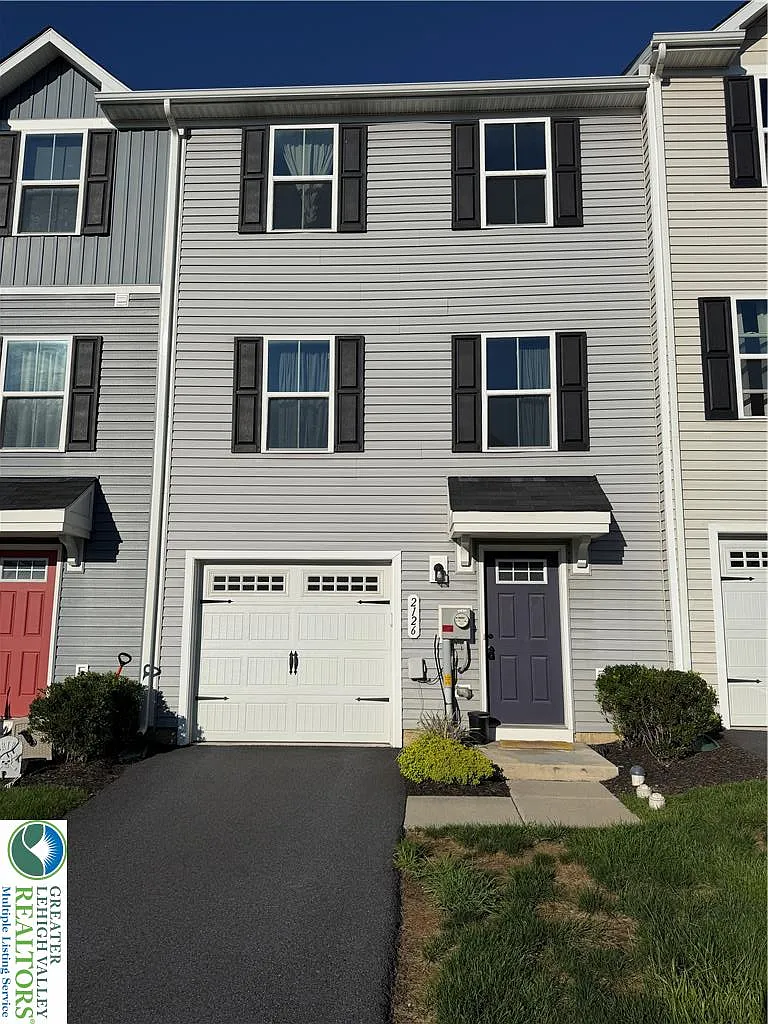 3 bed, 2.0 bath, 1220 sqft, $2,200 — Photo 1
