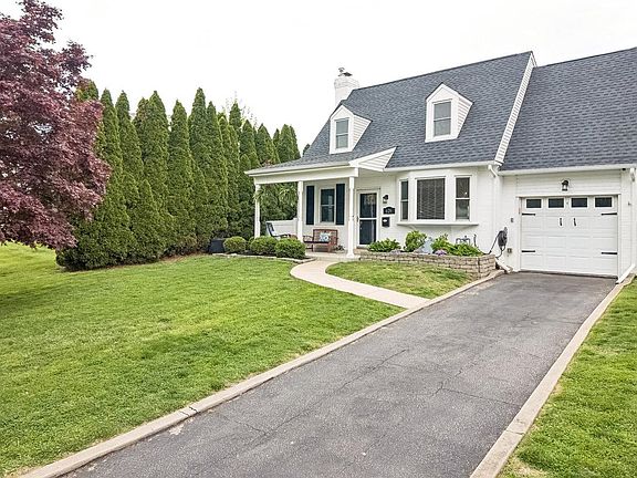 2nd image of 629 Willowbrook Rd
