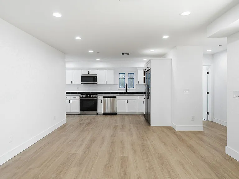 1822 1/2 S Harvard Blvd — Photo 10