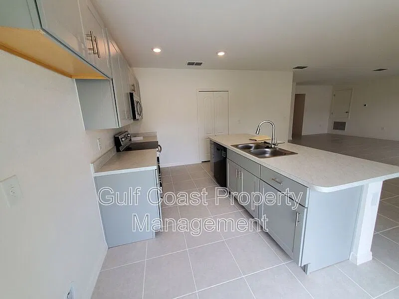 4 bed, 2.0 bath, 1867 sqft, $1,850 — Photo 3
