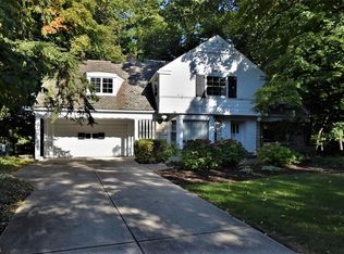 1211 Oakridge Dr, Cleveland, OH 44121