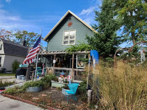 352 5th Ave, Manistee, MI 49660