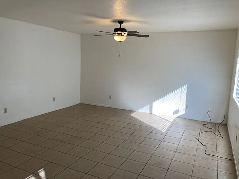 860 W Commercial Ave — Photo 2