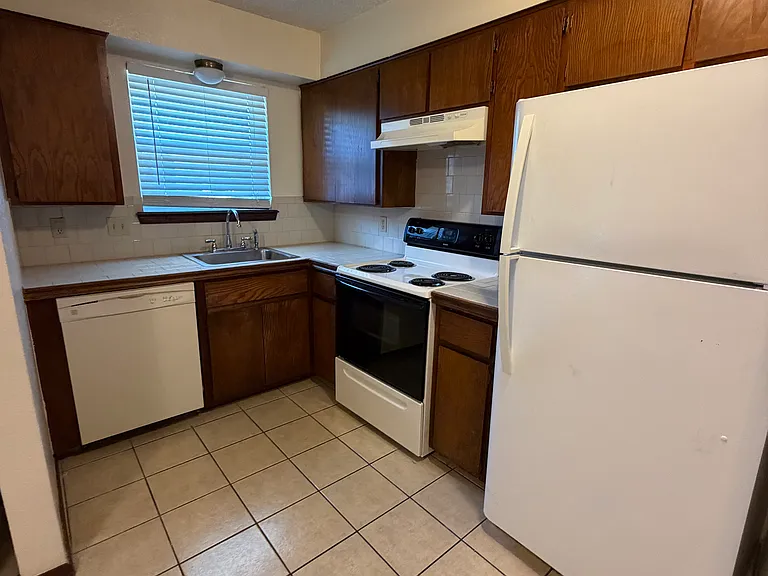 221 Bull Run St #E — Photo 5