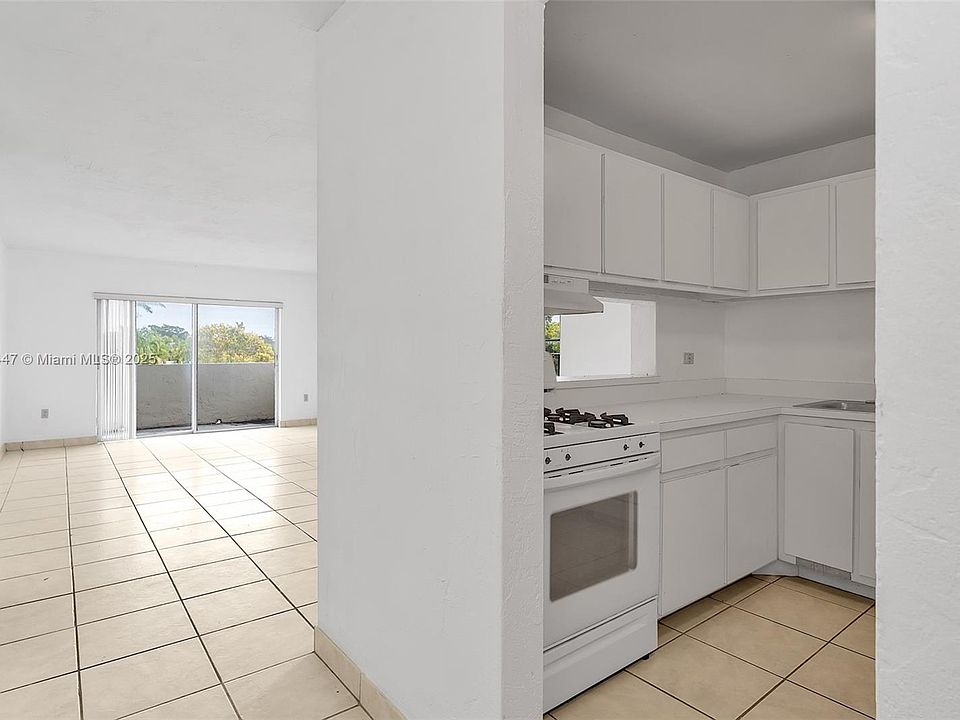 6884 N Kendall Dr APT C404, Pinecrest, FL 33156 | MLS #A11731447