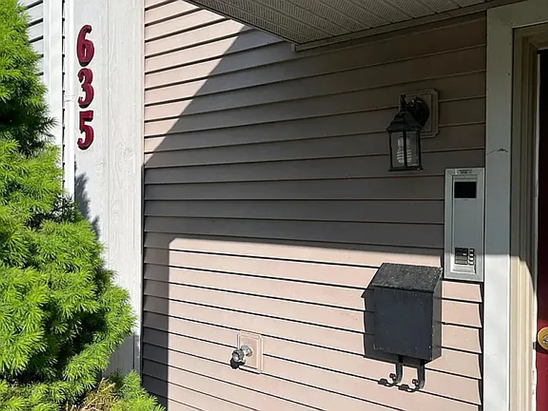 635 E Dayton St — Photo 2