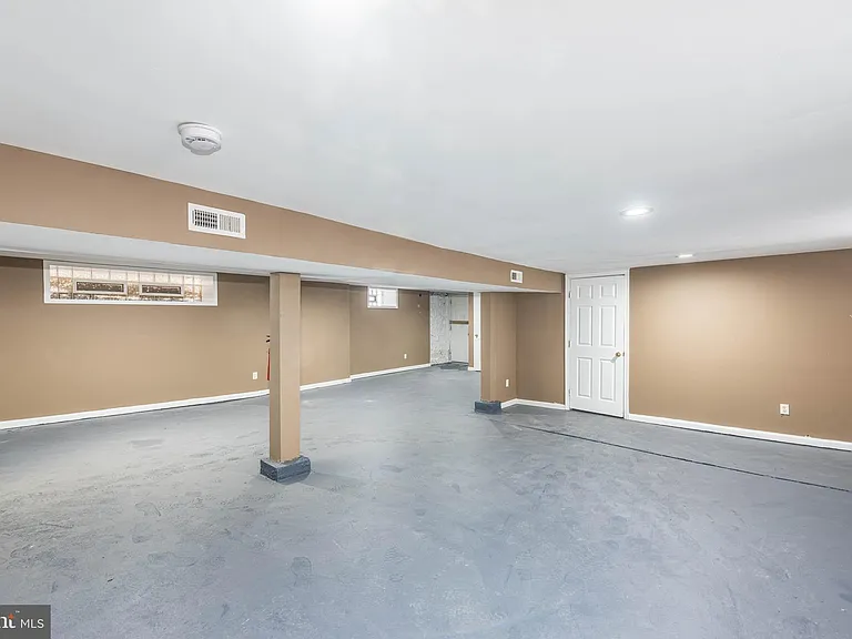 4021 Barrington Rd — Photo 32
