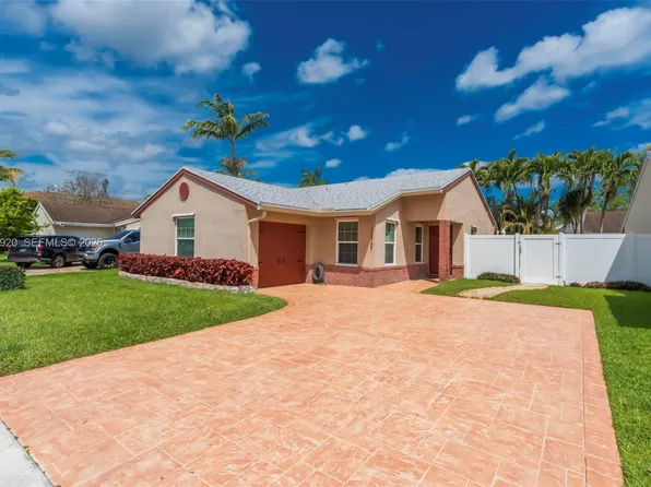 13721 Oak Ridge Dr, Davie, FL 33325