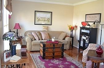 Inviting Living Room w Hardwoods off of Foyer