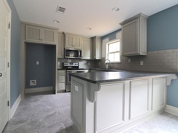 4th image of 2051 Holland Cir