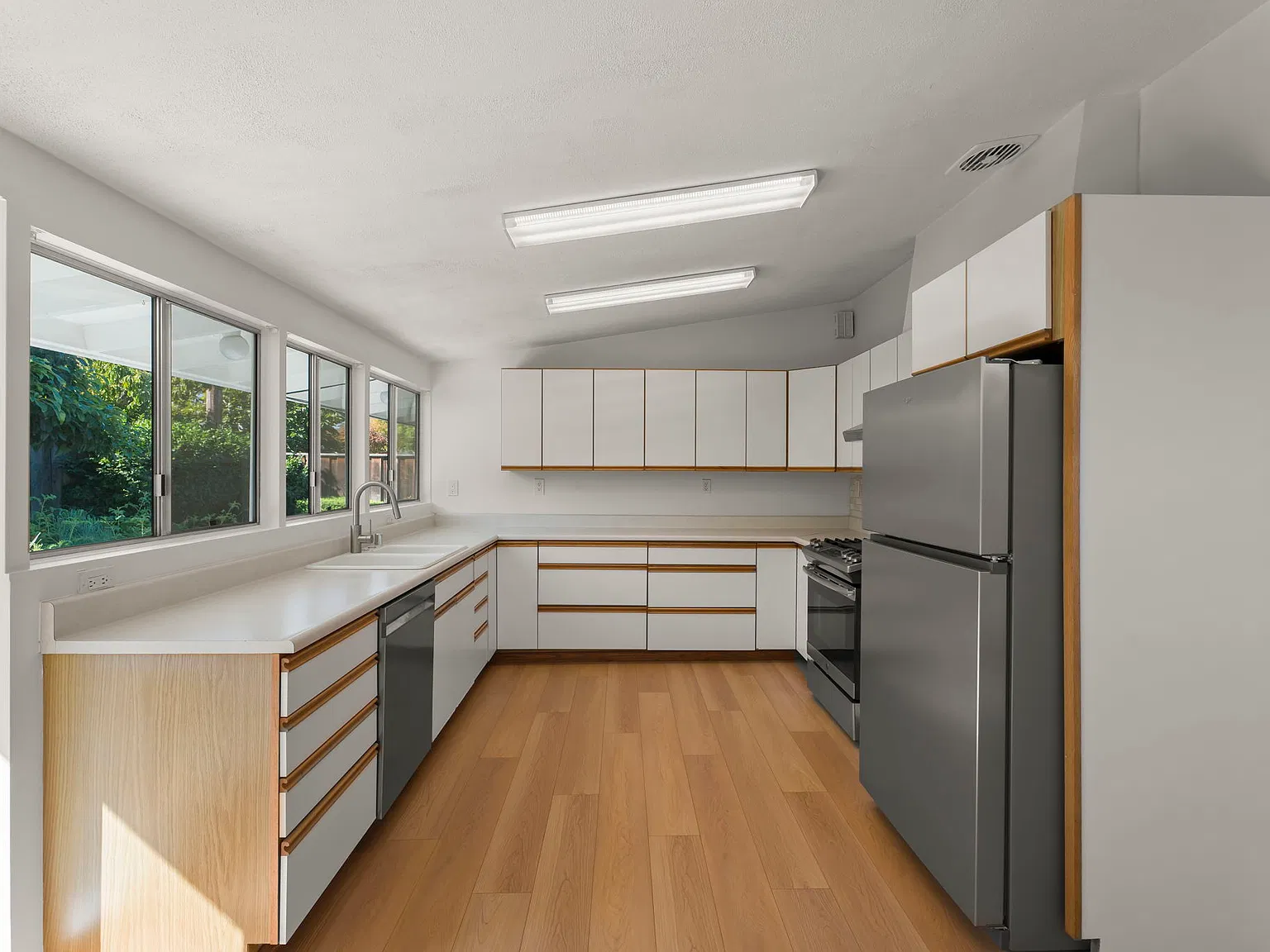 3 bed, 1240 sqft, $5,300 — Photo 4