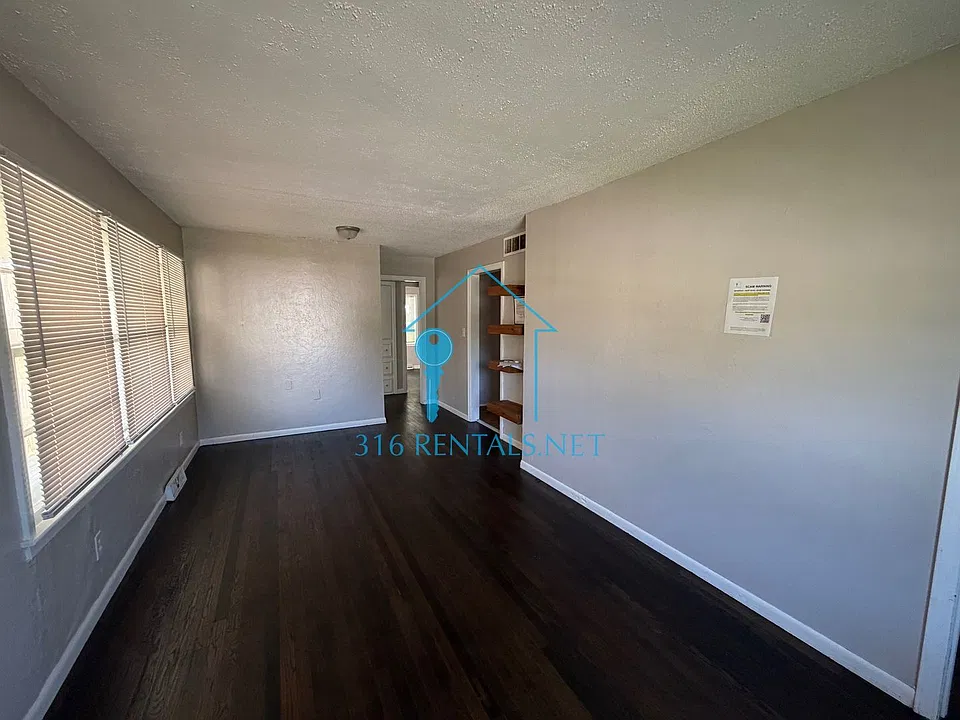957 N Old Manor Rd