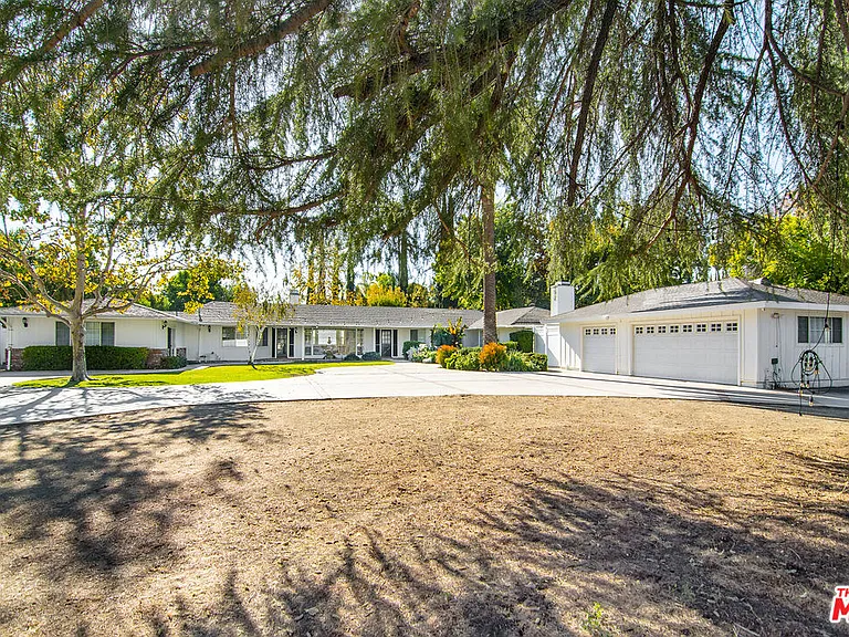 22960 Erwin St — Photo 2