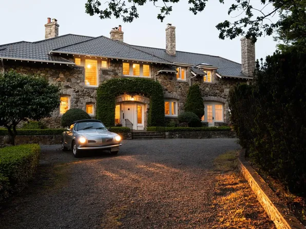 305 Denison Rd, Oak Bay, BC V8S 4K2