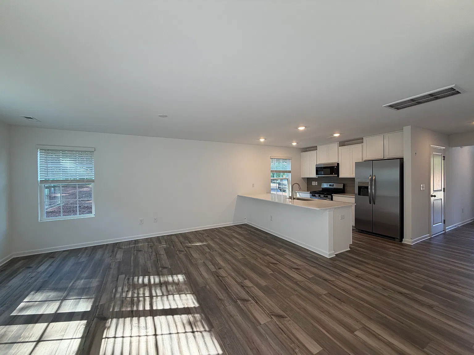 3 bed, 2.5 bath, 1403 sqft, $2,150 — Photo 3