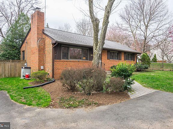 3rd image of 1819 Great Falls St