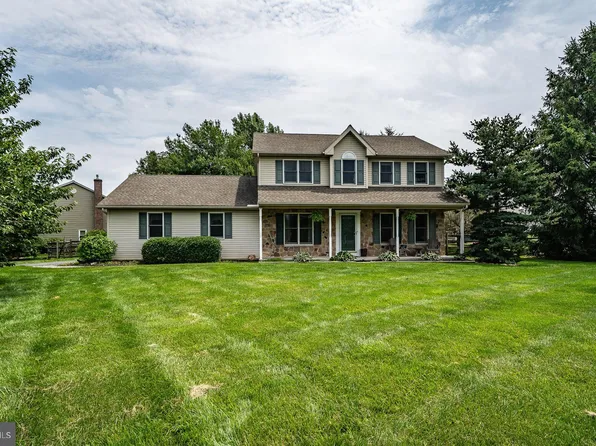 15 Scarlett Oaks Cir, Honey Brook, PA 19344