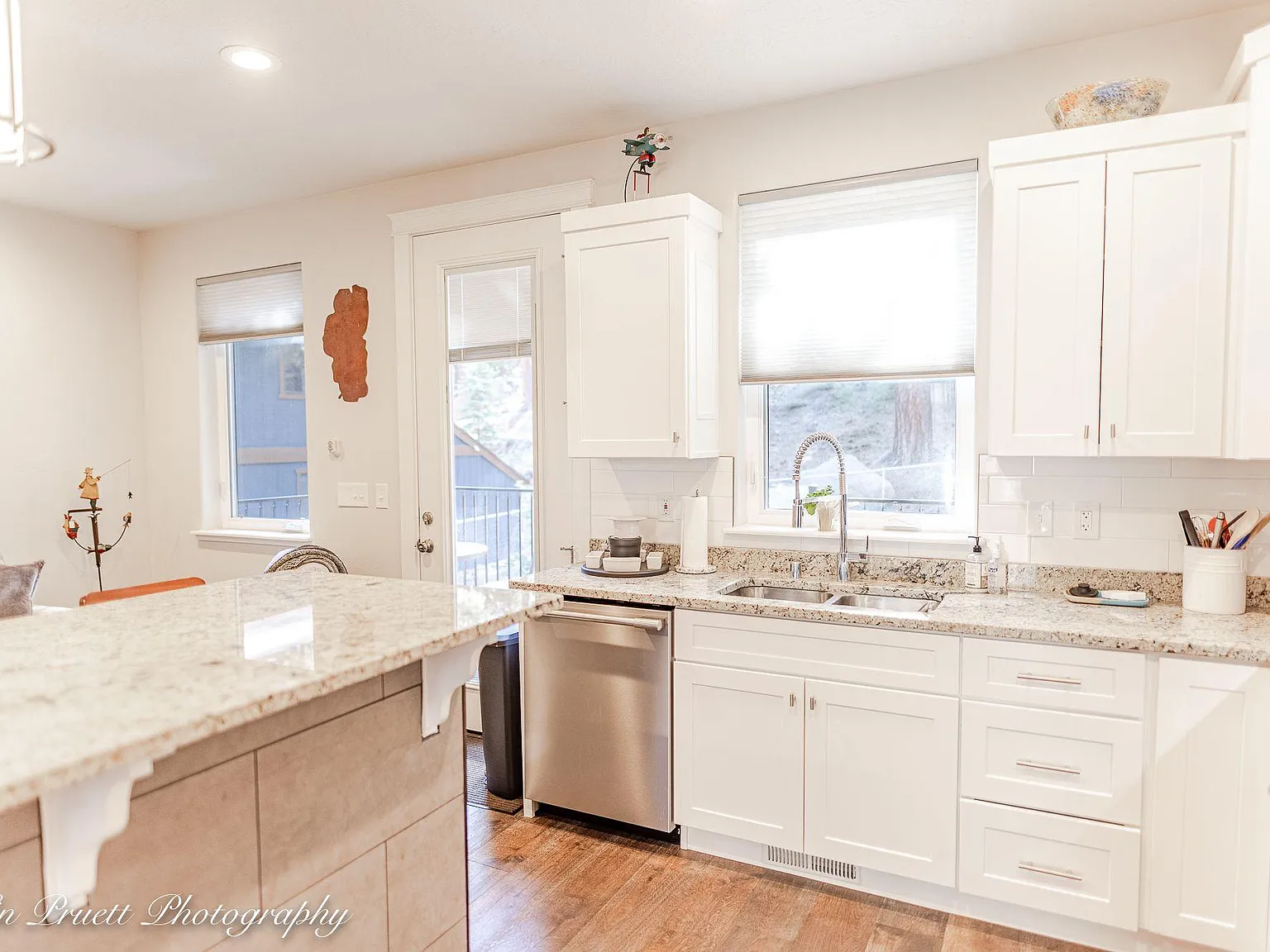 365 Cottonwood Ct — Photo 3