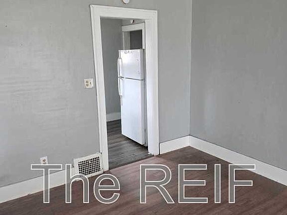 3rd image of 1023 Barrie Ave
