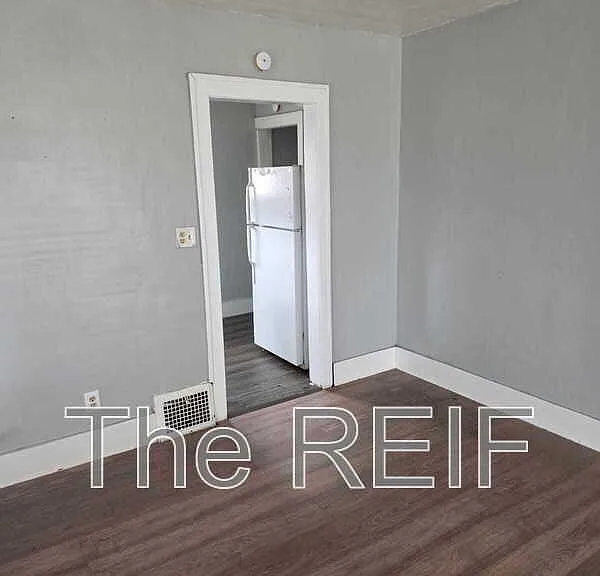 1023 Barrie Ave — Photo 3