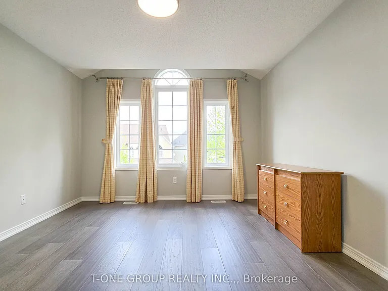 106 Castleglen Blvd — Photo 28