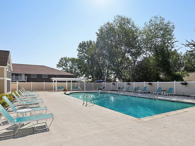 16-web-or-mls-Silver Dr-1408-916
