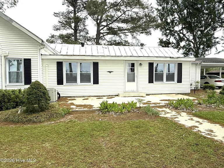 1300 Worthington Rd — Photo 2