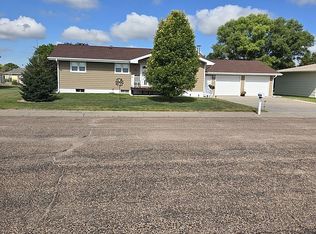 936 Elm Ave, Grant, NE 69140
