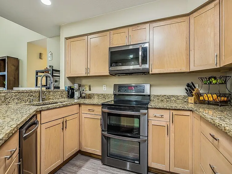 1550 Oakfield Dr — Photo 9