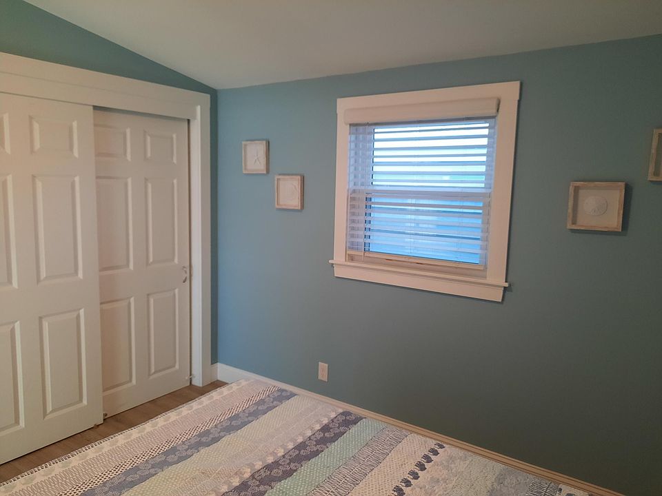 Large closet in 2nd bedroom
