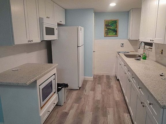 2nd image of 860 Jacaranda St