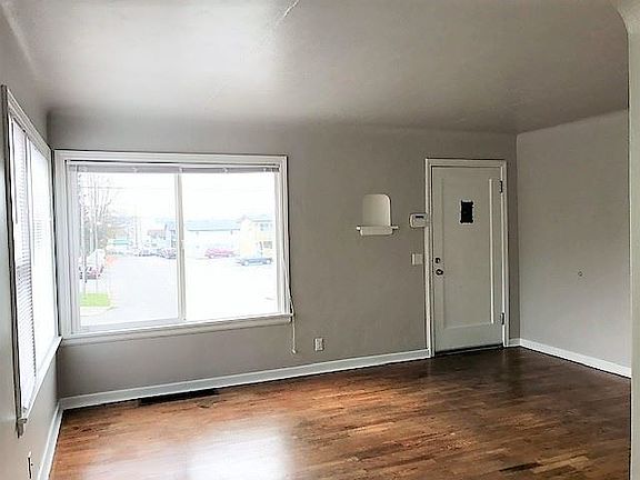 2nd image of 2322 Burwell St #B