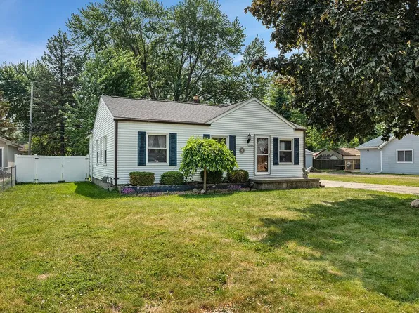 39648 Prentiss St, Harrison Township, MI 48045