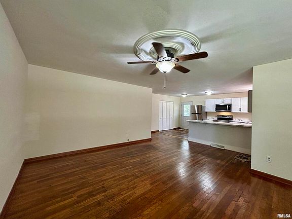 3rd image of 1504 E Grand Ave