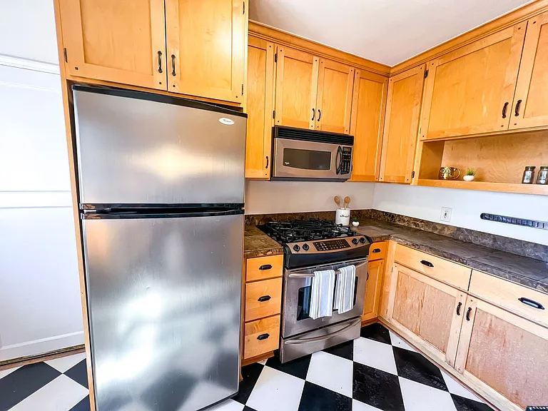 Ten-O-Five Anhalt Apartments — Photo 9