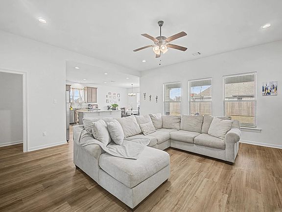 3rd image of 321 Carriage Way