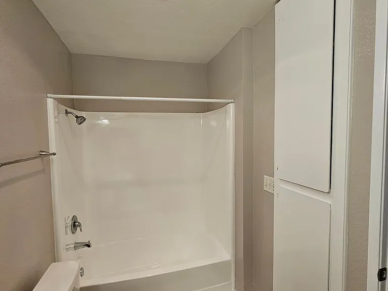 Del Mar Apartment Homes — Photo 25