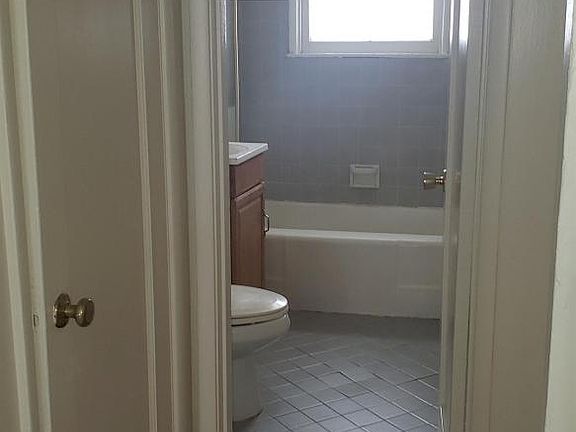 3rd image of 610 Holbrook Dr #610