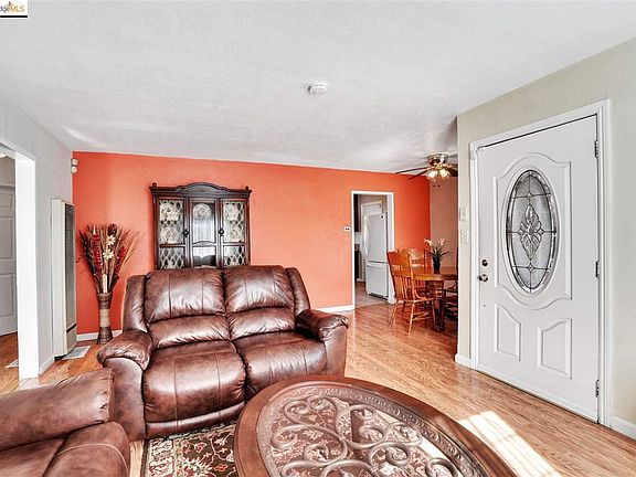 5th image of 2398 Greenwood Dr