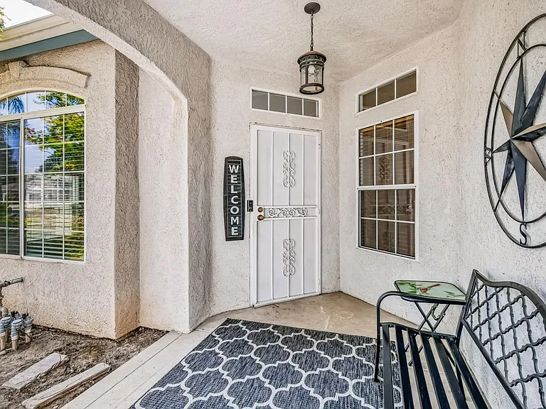 352 W Kelly Ave — Photo 2