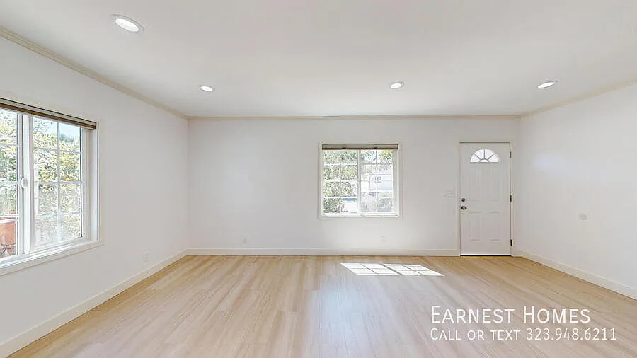Beautiful 3-Bedroom Home with Spacious Yard & Included ADU in Sherman Oaks — Photo 3