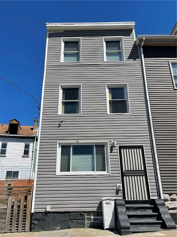 1104 Goettman St photo 1