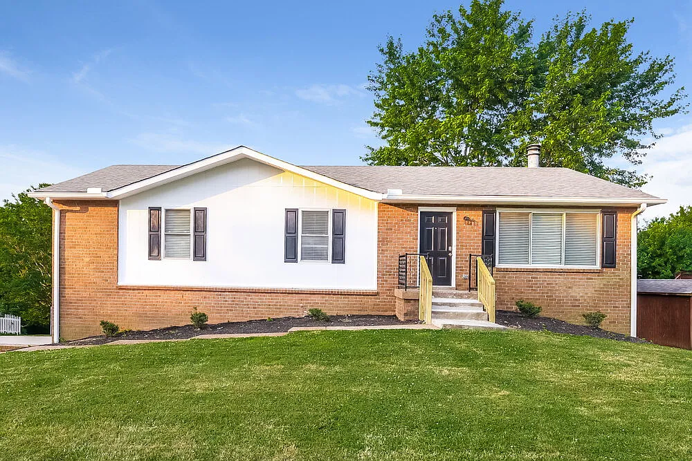 3 bed, 2.0 bath, 1404 sqft, $2,395 — Photo 1