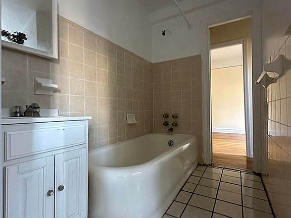 5th image of 455 W 34th St APT 6F